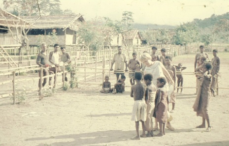 Dike ten Kate in een Papua-dorp (ca. 1960, foto privécollectie)